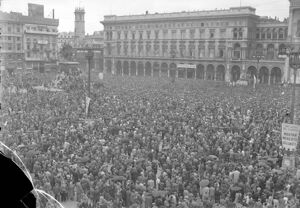 Piazza del Duomo a Milano gremita di folla che assiste al comizio del presidente del Consiglio Alcide De Gasperi, alla vigilia del referendum istituzionale per scegliere tra Repubblica o Monarchia