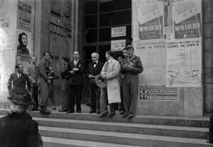 Il Maestro Arturo Toscanini mentre esce dal seggio di via Carlo Freguglia a Milano dove ha votato per il referendum istituzionale per scegliere tra Repubblica o Monarchia e per scegliere i componenti dell'Assemblea Costituente