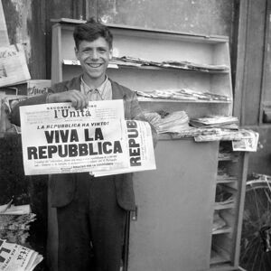 Un ragazzino mostra sorridente la prima pagina della seconda edizione del quotidiano l'Unità che titola: "La Repubblica ha vinto. Viva la Repubblica"