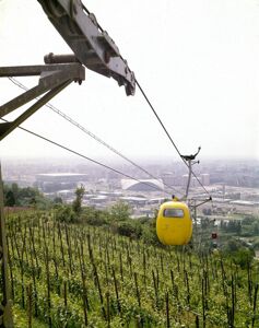 In occasione dell'Esposizione Internazionale del Lavoro di Torino, fu inaugurata l'ovovia che, sormontando il fiume Po, portava alla zona collinare di Cavoretto.
										L'ovovia era composta da una sessantina di cabine di forma ovoidale colorate (rosso, blu e giallo); la partenza era nelle vicinanza dei padiglioni della Mostra delle Regioni e portava al quartiere Cavoretto.