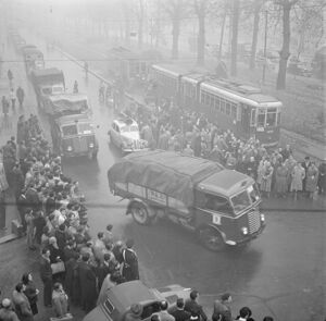 Un tram tipo 4000, linea 29 e uno tipo 1928, linea 1, in sosta in corso Sempione all'angolo con via Villasanta a Milano.