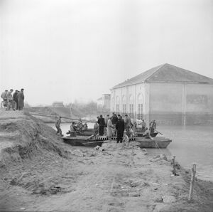Militari e civili su imbarcazioni nei pressi dell'impianto idrovoro sul Canal Bianco nei giorni dell'alluvione del Polesine