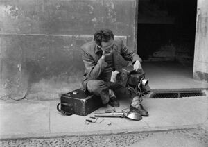 Il fotografo Enrico Taverna, interpreta, in un falso fotografico, il fotografo Raoul Porlezza che fu picchiato dal figlio di Toscanini il quale gli distrusse anche la macchina fotografica, una "Speed Graphic"
