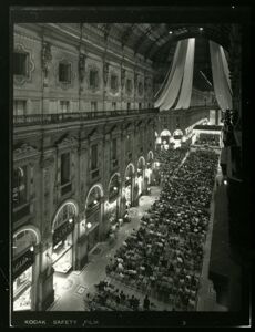 Veduta dall'alto del pubblico e del palco con orchestra in occasione di un concerto in Galleria Vittorio Emanuele II, a Milano