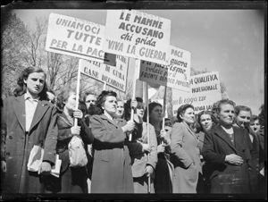 Visibili numerosi cartelli tra cui: "Vimercate. Uniamoci tutte per la pace", "Vimercate. Le mamme accusano chi grida "viva la guerra"<br>