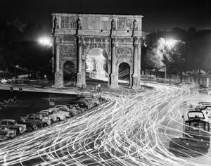 Traffico notturno presso l'Arco di Costantino a Roma