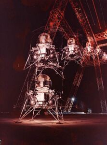 Durante una sessione di allenamento notturna presso il Lunar Landing Research Facility di Langley, un'esposizione multipla cattura il movimento del Lunar Excursion Module Simulator (veicolo utilizzato per familiarizzare gli astronauti dell'Apollo 11 con le caratteristiche di manovrabilità del veicolo di tipo lunare)