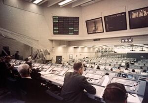 Sala controllo 2 presso il Launch Control Center (Kennedy Space Center) durante un test dimostrativo per la missione Apollo 9: gli astronauti James A. McDivitt, David R. Scott e Russell L. Schweickart stavano partecipando a un addestramento in preparazione della missione spaziale.