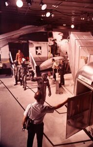 La missione Apollo 11 (la prima missione lunare con equipaggio) rientra sulla terra in sicurezza il 24 luglio 1969; dopo l'ammaraggio nell'Oceano Pacifico, l'equipaggio venne portato a bordo della USS Hornet per la quarantena.