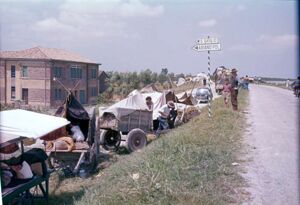 Campagne alluvionate nel Polesine: gli sfollati caricano i loro materiali su alcuni carri nei pressi di un argine