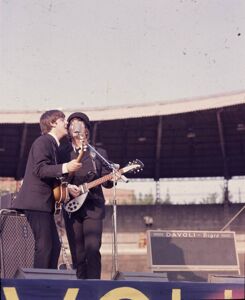 I Beatles (band britannica composta da John Lennon, Paul McCartney, George Harrison e Ringo Starr) arrivarono a Milano la sera del 23 giugno 1965 alla Stazione Centrale dove ad aspettarli c'erano oltre tremila fan e vennero trasferiti all'Hotel Duomo. 
					I concerti furono tenuti al Vigorelli di Milano, storico velodromo adibito per l'occasione; allo spettacolo pomeridiano erano presenti circa settemila spettatori mentre lo spettacolo serale vide un pubblico di circa venticinquemila fan. Gli artisti di supporto furono Peppino di Capri, Fausto Leali, Guidone e i New Dada, presentarono l'evento Lucio Flauto e Rossella Como.