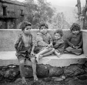 Africo, ritratto di quattro bambini seduti all'aperto