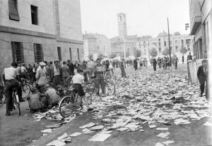 Persone per strada a Milano dopo la caduta del governo Mussolini
