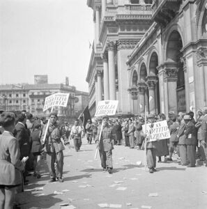 Sui cartelli le scritte: "CVL formazioni Giustizia e Libertà", "W l'Italia libera", "W il Partito d'Azione".