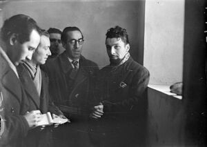 Il bandito Ezio Barbieri (a destra) ritratto durante la visita i alcuni giornalisti al carcere di San Vittore, a Milano, dove è detenuto