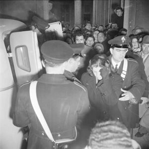 Caterina Fort all'uscita dal  tribunale di Bologna, dopo l'udienza del processo che la vede imputata, scortata dai carabinieri. Sullo sfondo folla di curiosi