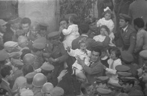 Sequestro di Terrazzano: bambine, in braccio ai carabinieri, portate in salvo tra la folla