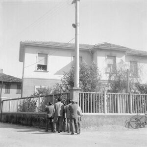 Un gruppo di uomini all'esterno della scuola elementare di Terrazzano, frazione di Rho in provincia di Milano, dove i fratelli Santato hanno sequestrato gli alunni e le maestre, cerca di interloquire con i sequestratori