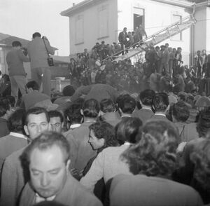 Folla accorsa fuori dalla scuola elementare di Terrazzano, frazione di Rho in provincia di Milano, dove i fratelli Santato hanno sequestrato gli alunni e le maestre, alla fine delle operazioni di salvataggio