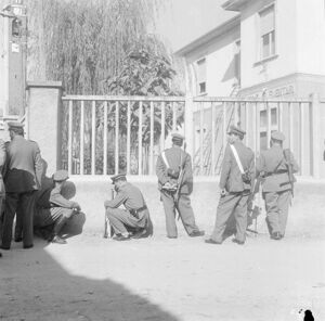 Gli uomini delle forze dell'ordine appostati nei pressi della scuola elementare di Terrazzano, frazione di Rho in provincia di Milano, dove i fratelli Santato hanno sequestrato gli alunni e le maestre