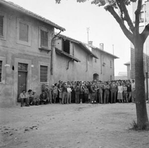 Folla in attesa di notizie, nei pressi della scuola elementare di Terrazzano, frazione di Rho in provincia di Milano,  durante le terribili ore del sequestro degli alunni e delle maestre da parte dei fratelli Santato