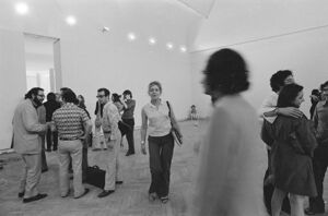 Visitatori nella sala che ospita la composizione vivente di Gino De Dominicis installata alla XXXVI Biennale internazionale d'arte di Venezia