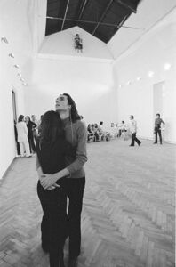 I due ballerini della composizione vivente di Gino De Dominicis installata alla XXXVI Biennale internazionale d'arte di Venezia