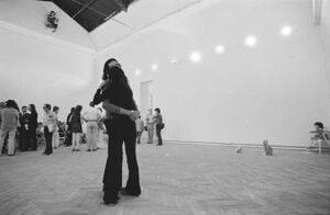 I due ballerini della composizione vivente di Gino De Dominicis installata alla XXXVI Biennale internazionale d'arte di Venezia