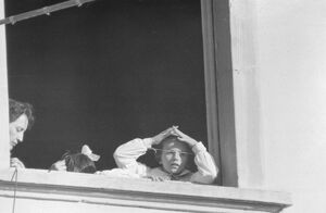 Una bambina guarda fuori dalla finestra della scuola elementare di Terrazzano, frazione di Rho in provincia di Milano, dove è tenuta in ostaggio insieme a 96 suoi compagni e a tre maestre dai due fratelli Santato