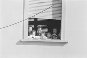 Alcuni alunni e due maestre, a una finestra della scuola elementare di Terrazzano, frazione di Rho in provincia di Milano, a fianco ad Arturo Santato, che, insieme al fratello Egidio, tiene in ostaggio gli alunni e le maestre