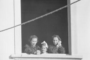 Due maestre e una bambina affacciate a una finestra della scuola elementare di Terrazzano, frazione di Rho in provincia di Milano, tenute in ostaggio, con un'altra maestra e gli alunni, da i due fratelli Santato