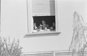 Alcuni alunni e due maestre, a una finestra della scuola elementare di Terrazzano, frazione di Rho in provincia di Milano, a fianco ad Arturo Santato, che, insieme al fratello Egidio, tiene in ostaggio gli alunni e le maestre