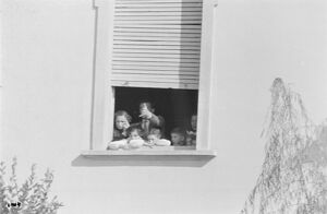 Arturo Santato, alla finestra della scuola elementare di Terrazzano, frazione di Rho in provincia di Milano, a fianco a due maestre che ha sequestrato, insieme agli alunni e a un'altra maestra, con il fratello Egidio