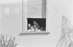 Arturo Santato, alla finestra della scuola elementare di Terrazzano, frazione di Rho in provincia di Milano, a fianco a due maestre che ha sequestrato, insieme agli alunni e a un'altra maestra, con il fratello Egidio