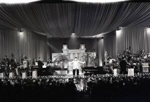 Esibizione sul palco del Salone delle feste del Casinò al IX Festival di Sanremo