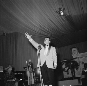 Domenico Modugno canta sul palco del Salone delle feste del Casinò al IX Festival di Sanremo