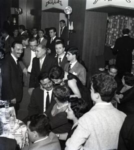 Fred Buscaglione in un locale milanese in occasione della serata per la premiazione sua e di Wilma De Angelis
