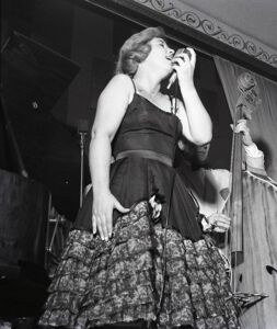 Wilma De Angelis canta in un locale milanese