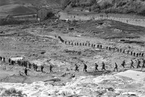 Disastro del Vajont: colonna di militari nel luogo dell'inondazione