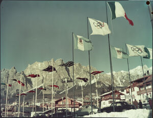 Alcune bandiere al vento istallate in occasione delle Olimpiadi di Cortina del 1956