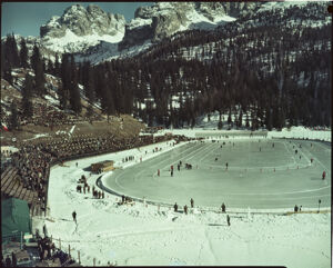 Pista di pattinaggio delle Olimpiadi di Cortina del 1956 ai piedi delle Dolomiti