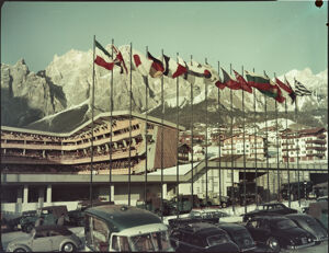 Bandiere al vento davanti allo stadio olimpico del ghiaccio delle Olimpiadi di Cortina del 1956