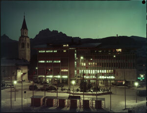 Ripresa notturna di largo delle Poste a Cortina d'Ampezzo. Sullo sfondo le Dolomiti e il campanile