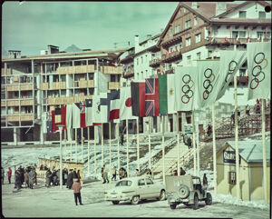 Bandiere e biglietteria delle Olimpiadi in largo delle Poste a Cortina d'Ampezzo