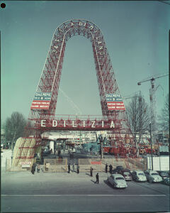 Entrata ad arco costituita da un ponteggio tubolare realizzata dal Gruppo Dalmine con la scritta "34 Fiera di Milano"