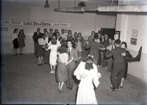Operai ballano nella sala ritrovo intitolata al cavaliere del lavoro Luigi Dell'Orto presso la S.A. Ferdinando Dell'Orto