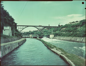 Visibile la diga sottostante, mentre sullo sfondo il ponte stradale entrato in funzione il 13 dicembre 1953