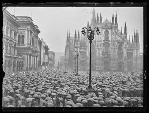 Folla di persone, sotto gli ombrelli, in piazza del Duomo a Milano per protestare contro lo sblocco dei licenziamenti