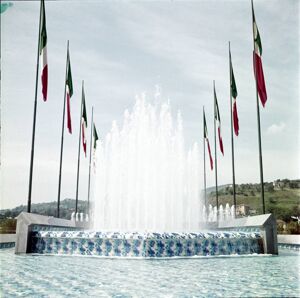 La Fontana Luminosa realizzata su progetto di Giuseppe Varaldo e Gian Pio Zuccotti ha una dimensione di 100 metri di lunghezza e oltre dieci di larghezza; rivestita con mosaici policromi, era dotata di oltre 100 proiettori luminosi e 200 getti.