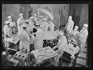 Equipe chirurgica in sala operatoria durante un intervento